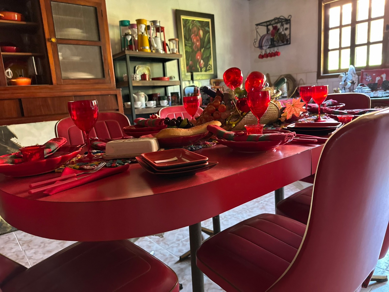 Mesa posta em ambiente interno do S&iacute;tio Mayumi